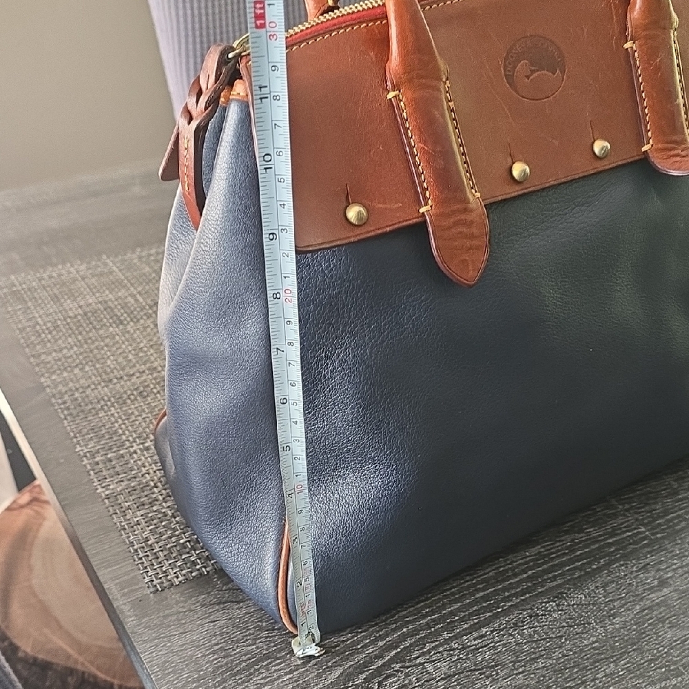 Elegant Two-Tone Leather Handbag - Picture 9 of 16